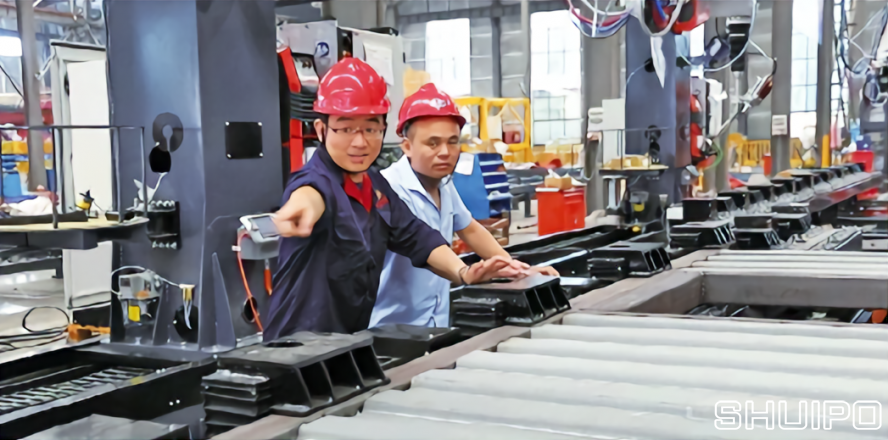 工程師在進行生產(chǎn)線的自動化調(diào)試